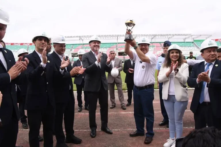 Conmebol inspecciona los avances de los trabajos de remodelación del estadio "Tahuichi" Aguilera.