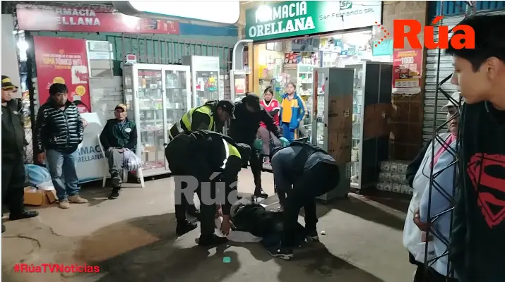 Una persona de la tercera edad se desvanece cerca de una farmacia y pierde la vida. sucedió en la Av. Barrientos