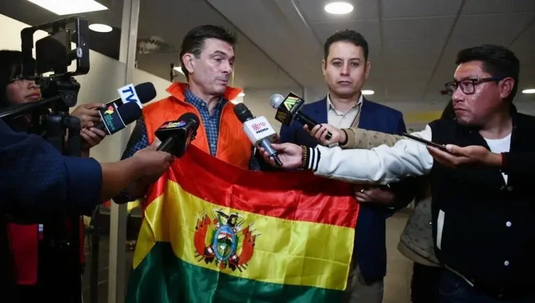 Paz, dupla con excapitán Lara, promete legalizar autos 'chutos' porque 'todo el mundo tiene uno'