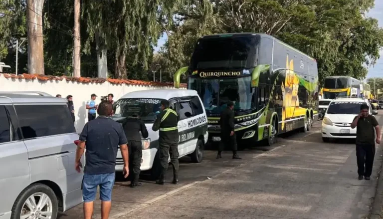 Muere chofer de bus mientras espera en la fila para cargar combustible en Santa Cruz
