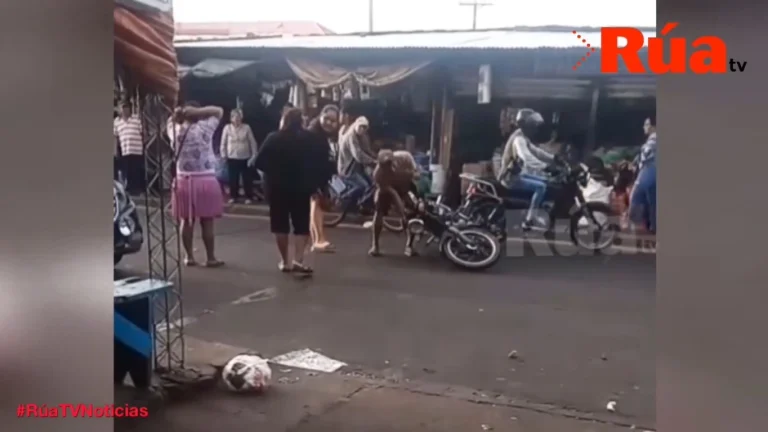 Múltiples motos sufren accidentes y caídas debido al aceite que vierten vendedores a la vía pública.