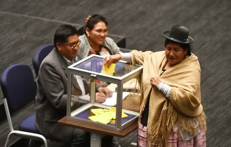 Comisión aprueba contrato del litio con empresa rusa y lo remiten al pleno de Diputados