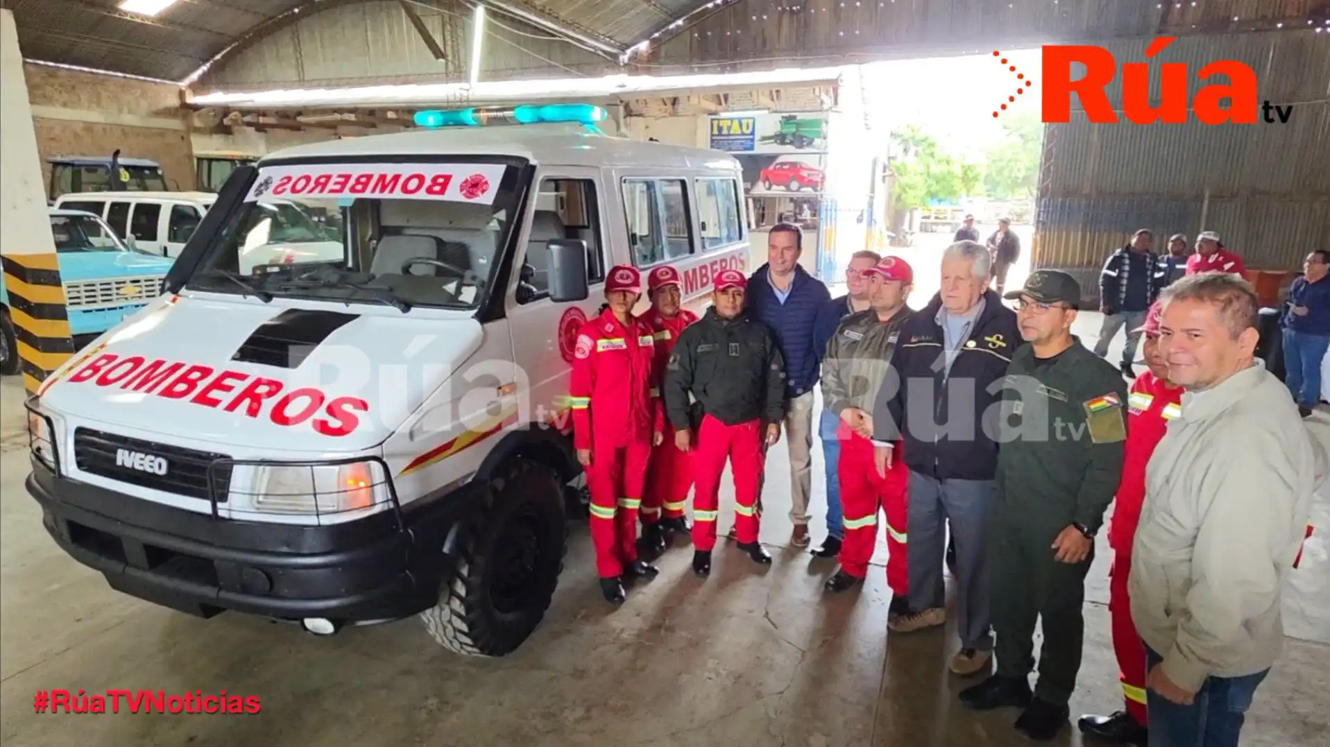 Bomberos de Montero reciben vehículo ambulancia de rescate 4X4 reparado totalmente por la familia Reynoso Balcazar.