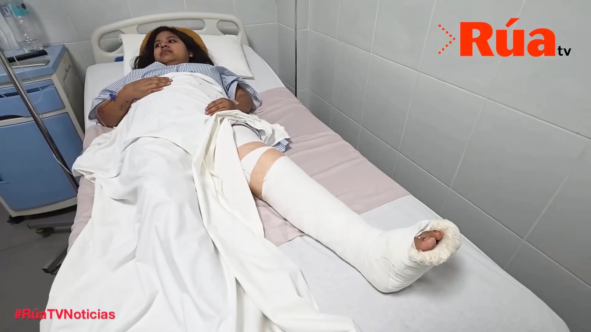 Joven pide ayuda económica para costear gastos médicos tras ser abandonada con la pierna fracturada al sufrir un accidente en moto.