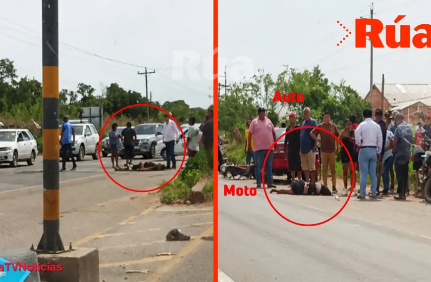 Fatal accidente de tránsito; debido al impacto, ambos ocupantes de la moto quedaron tendidos en carriles diferentes y el auto encima de la moto.