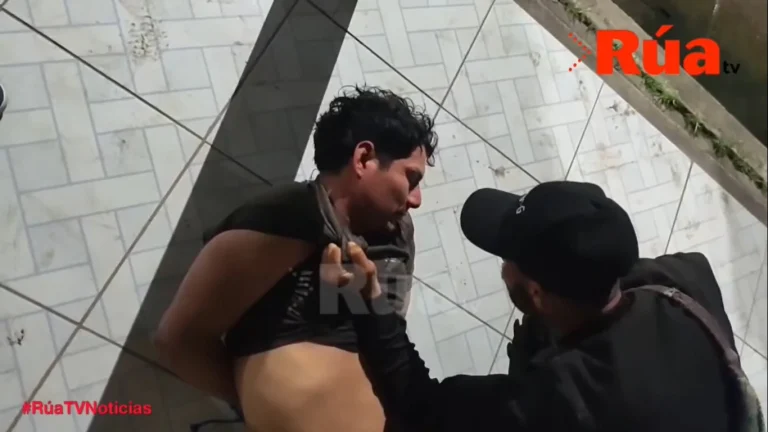 "Gritaba auxilio, auxilio, llena de barro y su hueso salido de su mano": Vecina relatan el violento asalto que sufrió una profesora cuando fue interceptada y derribadas de la moto por tres delincuentes, entre ellos una mujer.